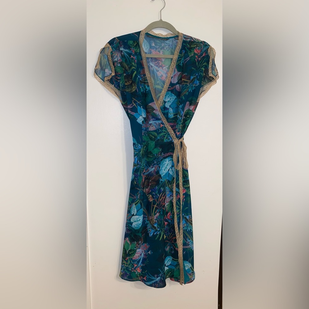 Wrap dress with lace trim M